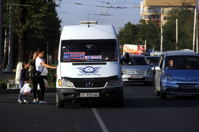 В Бишкеке водители маршруток устроили забастовку. Они требуют повышения стоимости проезда