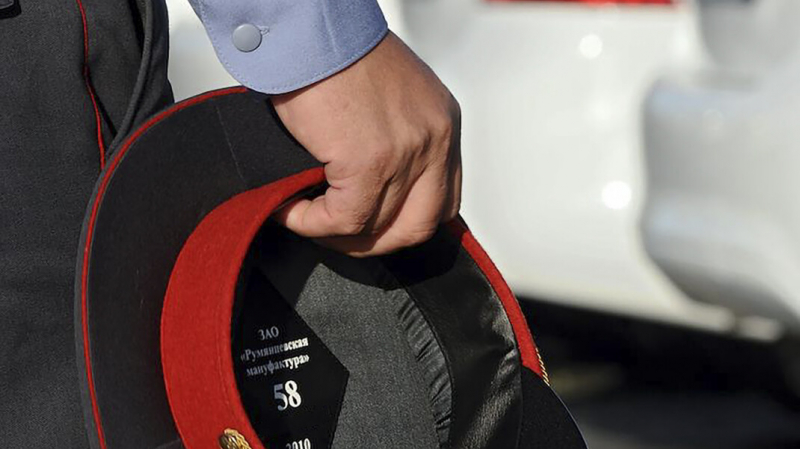 В Красноярском крае начальника участковых отстранили за кражу щётки и освежителя из магазина