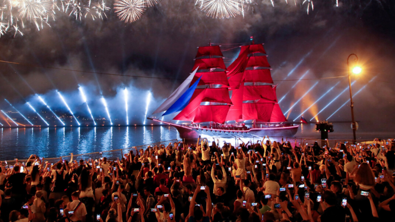 В Петербурге тысячи людей всю ночь отмечали «Алые паруса» на фоне роста заболеваемости COVID-19