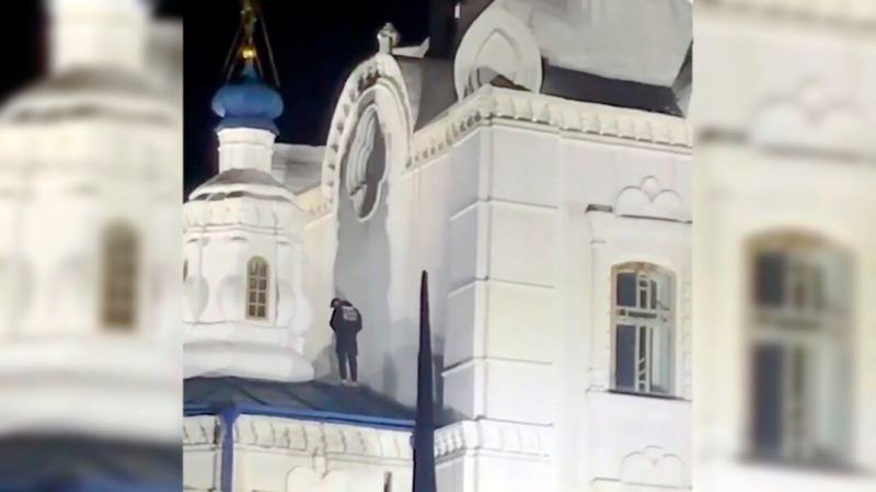 В Улан-Удэ задержали подростка, который помочился на крыше собора. Он извинился на камеру