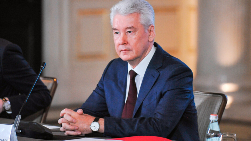 «Вакцинируйся и всё лето свободен». Собянин ответил на шуточный пост комика Незлобина про COVID