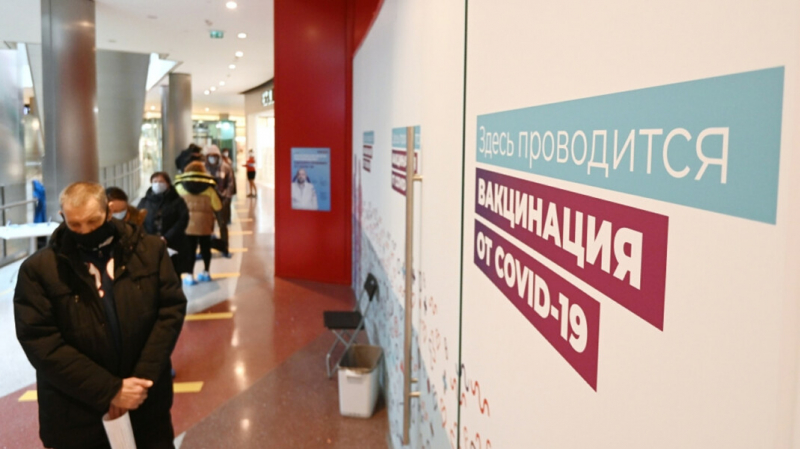 Власти допустили введение обязательной вакцинации от COVID-19 для трудовых мигрантов