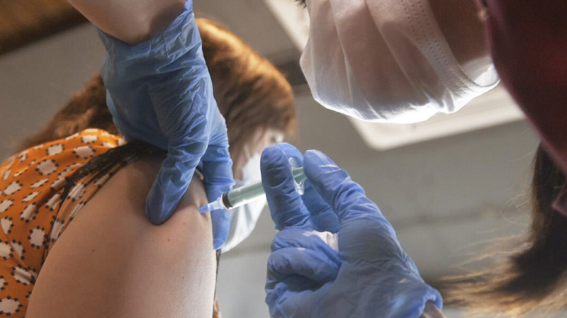 Власти Крыма порекомендовали компаниям сферы услуг привить 100% сотрудников