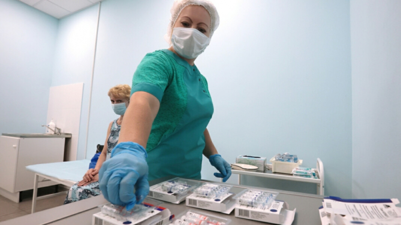 Власти ответили на обвинения в подмене вакцины от COVID-19 в московской клинике