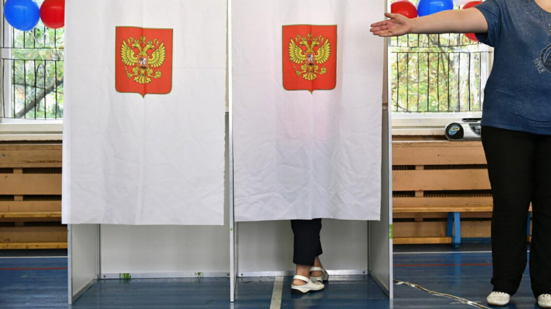 Завуча московской школы уволили после агитации за единоросса в школьном чате