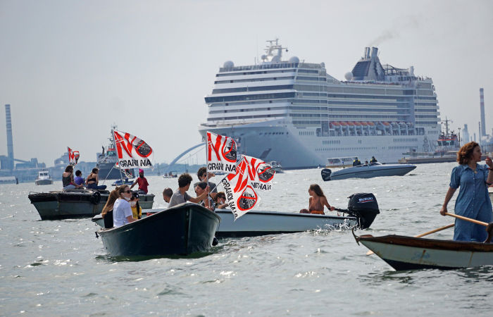 Жители Венеции вышли на протесты против круизных лайнеров