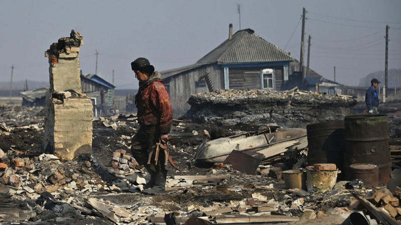 Жителям сгоревшей деревни в Омской области вместо новых домов выделили 2 млн рублей на всех