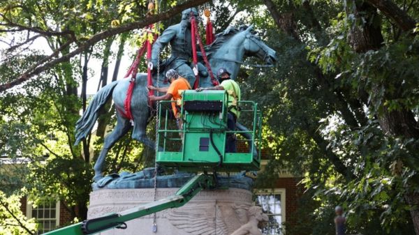 Шарлотсвилл: в США снесли памятники конфедератам Ли и Джексону, вызвавшие столкновения в 2017 году