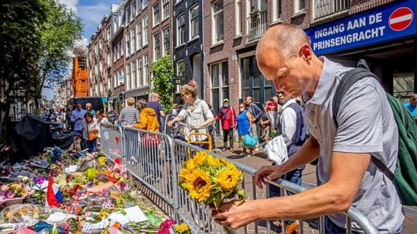 Тысячи людей простились с голландским журналистом Питером де Врисом