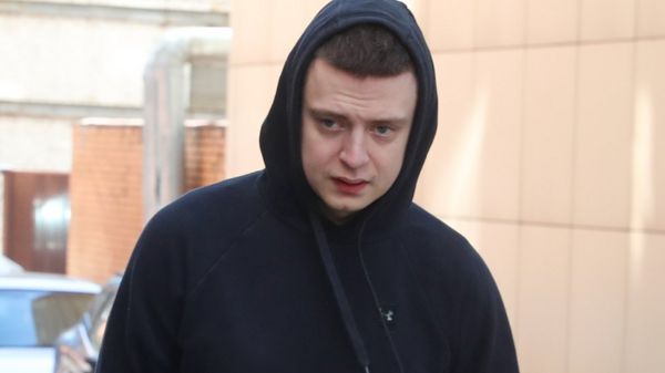 Российскому блогеру Mellstroy, избившему девушку во время стрима, дали полгода исправительных работ