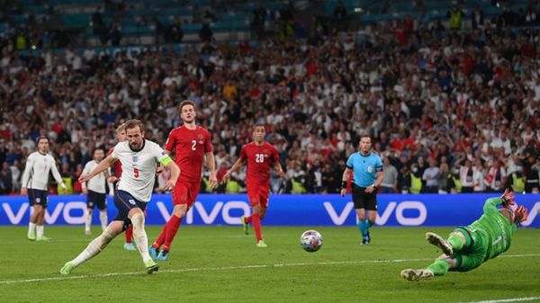 "У Дании украли финал". Победа англичан в полуфинале ЧЕ омрачена спорами о пенальти и безобразной выходкой болельщиков