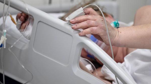 Коронавирус в России: москвичей с ОРВИ изолируют, новый антирекорд по смертности