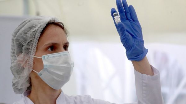 Коронавирус в России: москвичей с ОРВИ изолируют, новый антирекорд по смертности