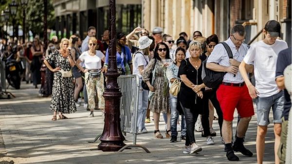 Тысячи людей простились с голландским журналистом Питером де Врисом