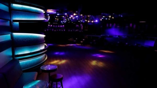 Коронавирус: Франция возвращается к ночной жизни; редкий побочный эффект от вакцин Moderna и Pfizer поражает молодых мужчин