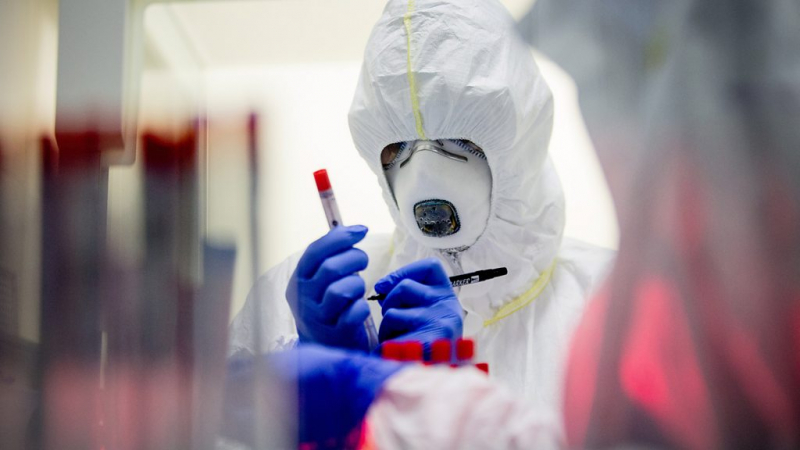 Коронавирус в России: как прививают рабочих и чем закончилась поездка на Кубу