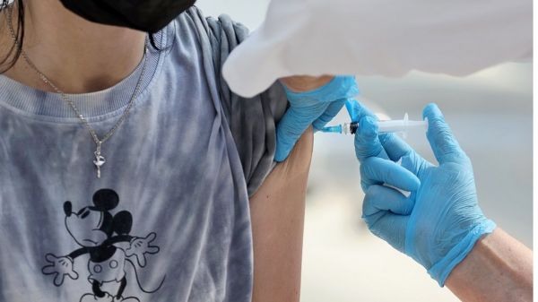 Коронавирус в России: новый рекорд смертности, непривитых оставят без зарплаты, иностранцам обещают QR-код