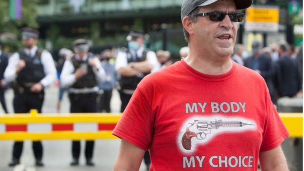 Коронавирус: Англия готовится "вынуть стержень из реактора", а Франция просто закручивает гайки