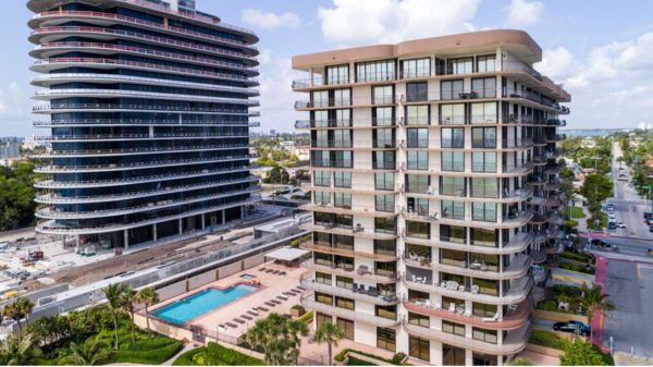 В Майами сносят уцелевшую часть обрушившегося дома. Иначе ее может снести шторм