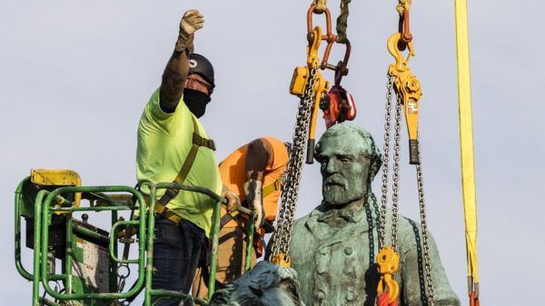 Шарлотсвилл: в США снесли памятники конфедератам Ли и Джексону, вызвавшие столкновения в 2017 году