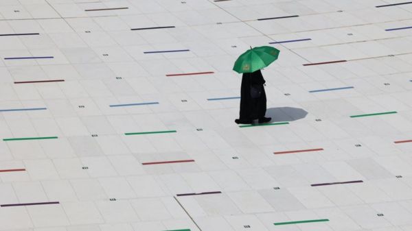 Коронавирус в мире: ковид у британского министра, хадж только для своих и Миконос без вечеринок