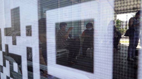 Коронавирус в России: новый рекорд смертности, непривитых оставят без зарплаты, иностранцам обещают QR-код