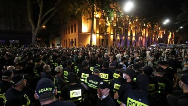 Радикалы против радужных флагов. Столкновения в Тбилиси из-за акции в защиту ЛГБТ