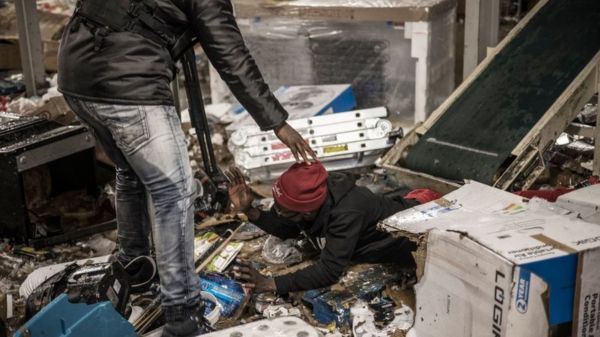 ЮАР: анархия и грабежи после ареста экс-президента Зумы, десятки погибших