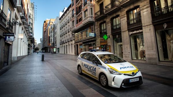 Коронавирус в мире: полиция разогнала акцию противников ковид-сертификатов в Париже, суд в Испании признал локдаун незаконным