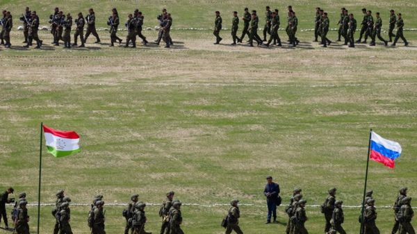 Афганские военные сотнями бегут в Таджикистан, спасаясь от талибов