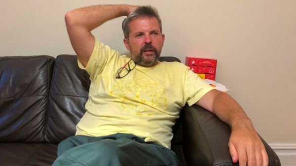 Дайджест: главред "Проекта" Роман Баданин не вернется в Россию; федеральных служащих США обяжут вакцинироваться