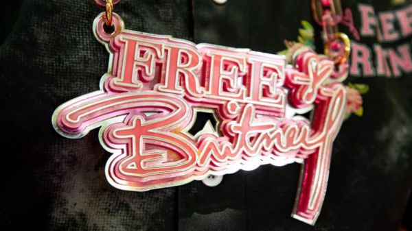 Дайджест: ВОЗ предупреждает о новой волне пандемии, Бритни Спирс разрешили нанять адвоката