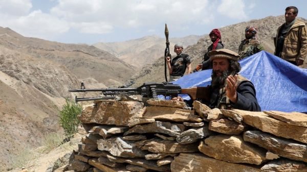 Афганские военные сотнями бегут в Таджикистан, спасаясь от талибов