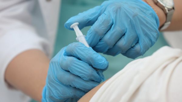 "Инфраструктура не может потянуть такие объемы". Почему бизнес не успевает привить сотрудников до 15 июля