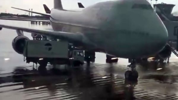 Самолеты в воде. Сильный ливень затопил аэропорт Шереметьево