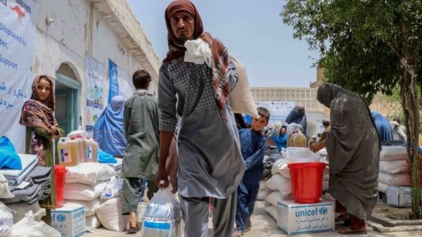Армия и талибы ведут бои за три крупных города Афганистана