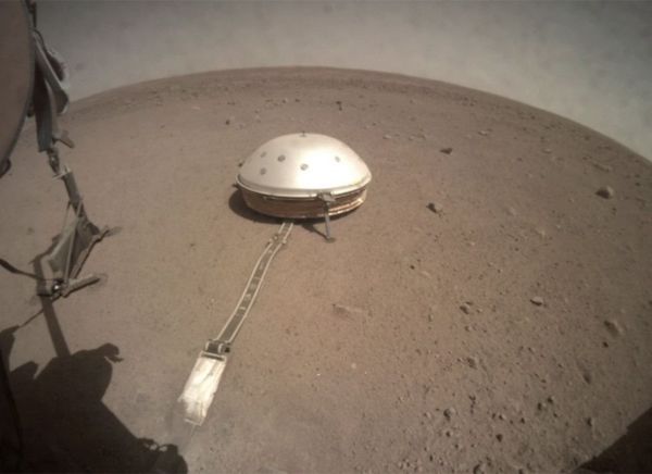 Ученые узнали, как устроен Марс. У планеты жидкое ядро и толстая кора