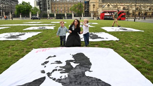 Основателя WikiLeaks Джулиана Ассанжа лишили гражданства Эквадора