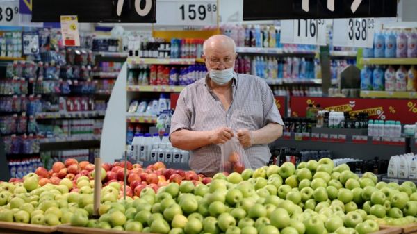 Кофе, яблоки, вино и одежда. Какие товары подорожают в России?