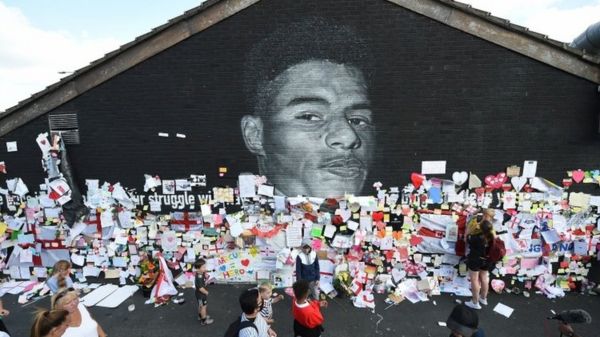 "Непростительная травля". Расистский скандал вокруг игроков сборной Англии потряс страну