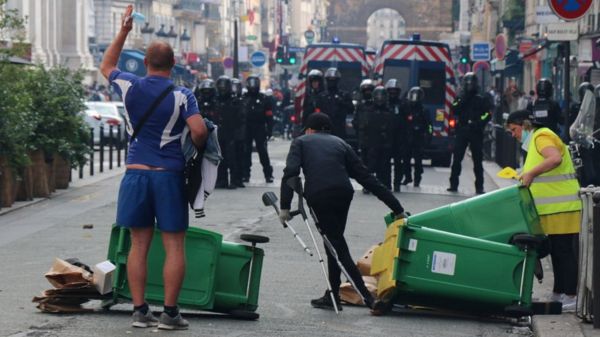 Коронавирус в мире: полиция разогнала акцию противников ковид-сертификатов в Париже, суд в Испании признал локдаун незаконным