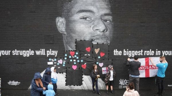 "Непростительная травля". Расистский скандал вокруг игроков сборной Англии потряс страну