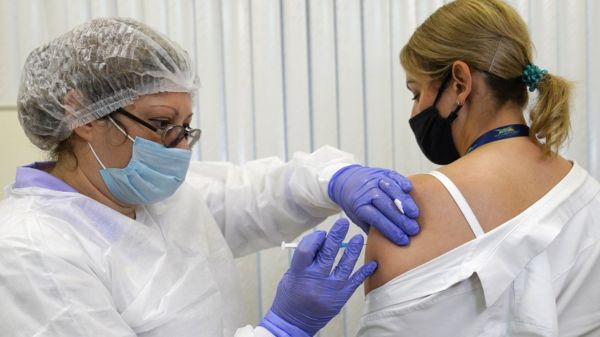 Коронавирус в России: москвичей с ОРВИ изолируют, новый антирекорд по смертности