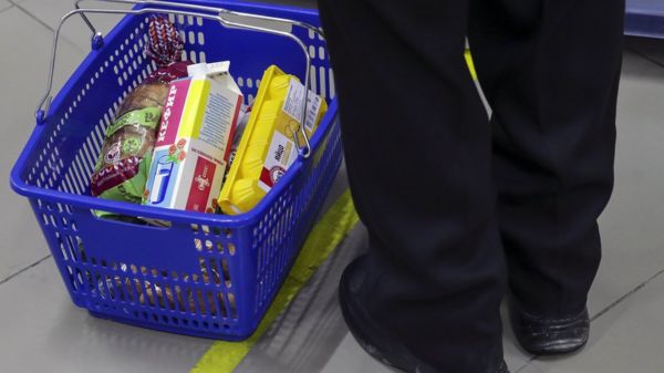 Кофе, яблоки, вино и одежда. Какие товары подорожают в России?