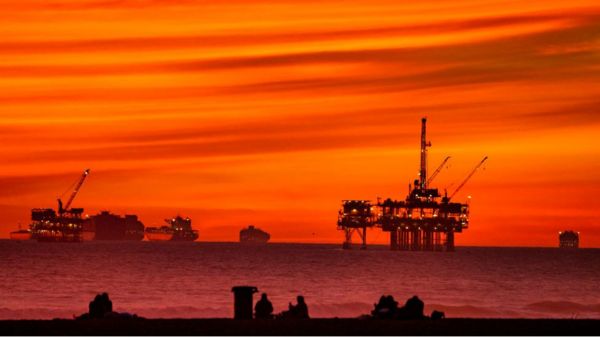 СМИ узнали о договоренности ОПЕК с Эмиратами. Нефть резко подорожала