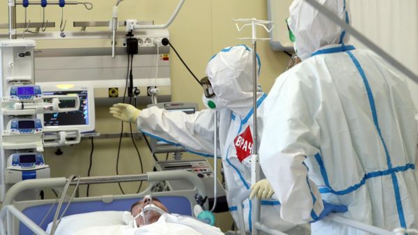 Коронавирус в России: москвичей с ОРВИ изолируют, новый антирекорд по смертности