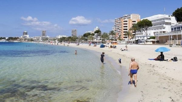 Коронавирус: Франция возвращается к ночной жизни; редкий побочный эффект от вакцин Moderna и Pfizer поражает молодых мужчин