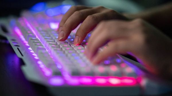 Сотни американских компаний стали жертвами массированной кибератаки. Ее связывают с российскими хакерами