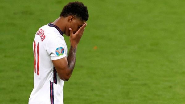 "Непростительная травля". Расистский скандал вокруг игроков сборной Англии потряс страну