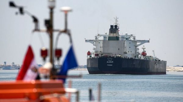 "Эвер Гивен" покидает Суэцкий канал. Владельцы судна договорились о компенсации